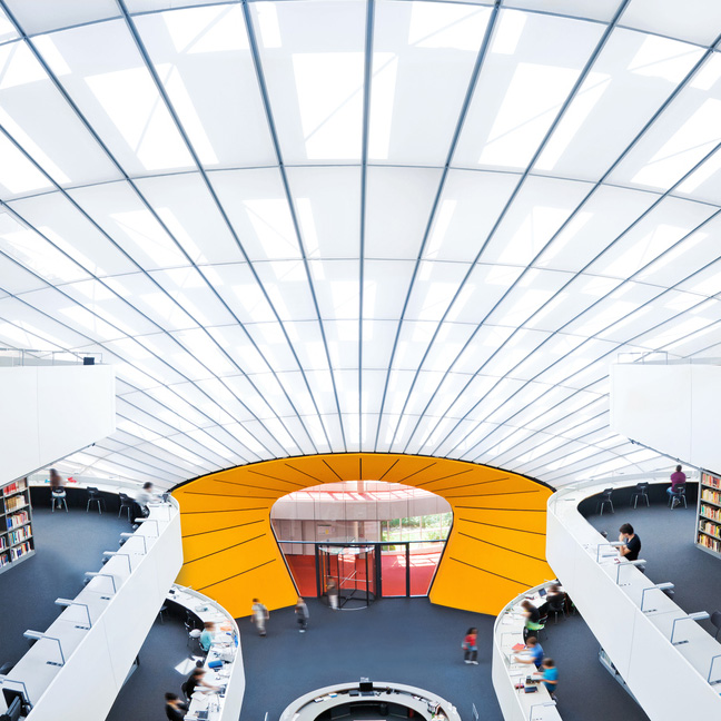 Blick in den Bibliothekslesesaal der Freien Universität Berlin istock-182853979_1-1.jpg